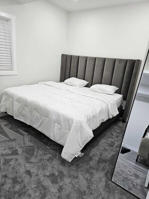 2 bedrooms, iron/ironing board, WiFi, bed sheets - Comfort Guest Suite - Near Airport, bus and train station (Calgary)