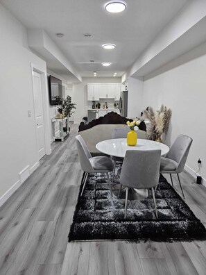 Dining - Comfort Guest Suite - Near Airport, bus and train station (Calgary)