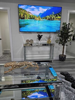 Interior - Comfort Guest Suite - Near Airport, bus and train station (Calgary)