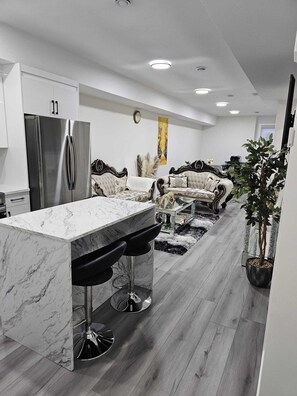 Interior - Comfort Guest Suite - Near Airport, bus and train station (Calgary)