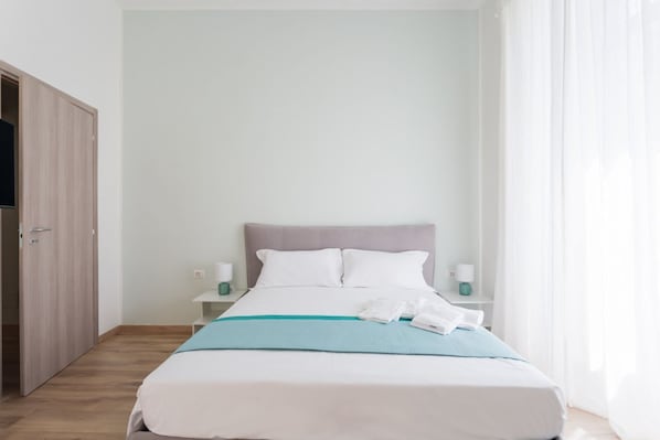 1 bedroom, desk, WiFi, bed sheets
