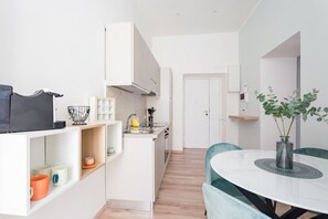 Refrigerador, horno y utensilios de cocina 
