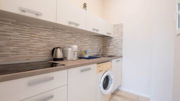 Wasserkocher mit Kaffee-/Teezubehör, Kühlschrank, Ofen