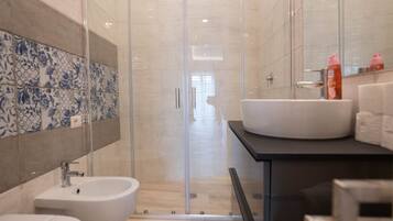 Dusche, Haartrockner, Bidet