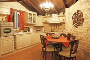 Deluxe Suite, Sea View | Private kitchen