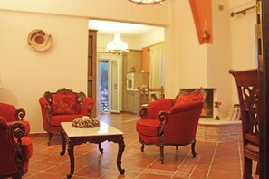 Deluxe Suite | Living area