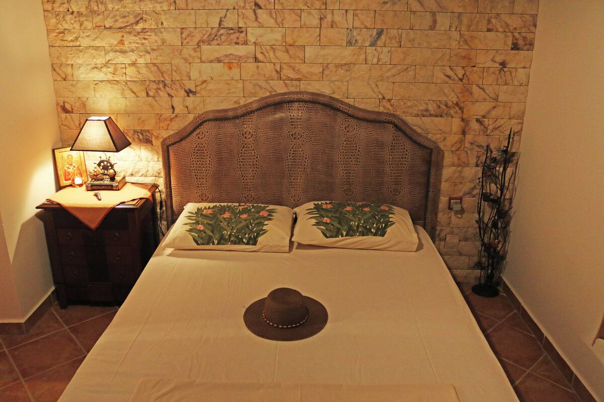 Deluxe Suite, Sea View | 1 bilik tidur, seterika/papan seterika, Wi-fi percuma
