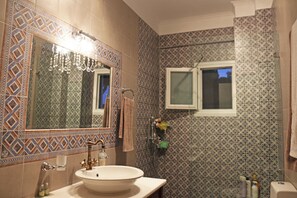 Deluxe Suite | Bathroom