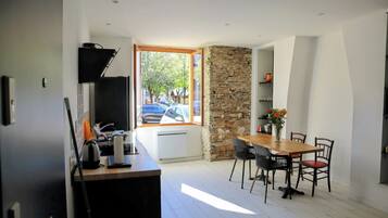 Réfrigérateur, micro-ondes, four, plaque de cuisson