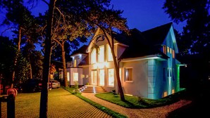 A two-story house with a balcony, a driveway, and a car parked in front. - Beautiful apartment in Pobierowo with WiFi (Pobierowo)