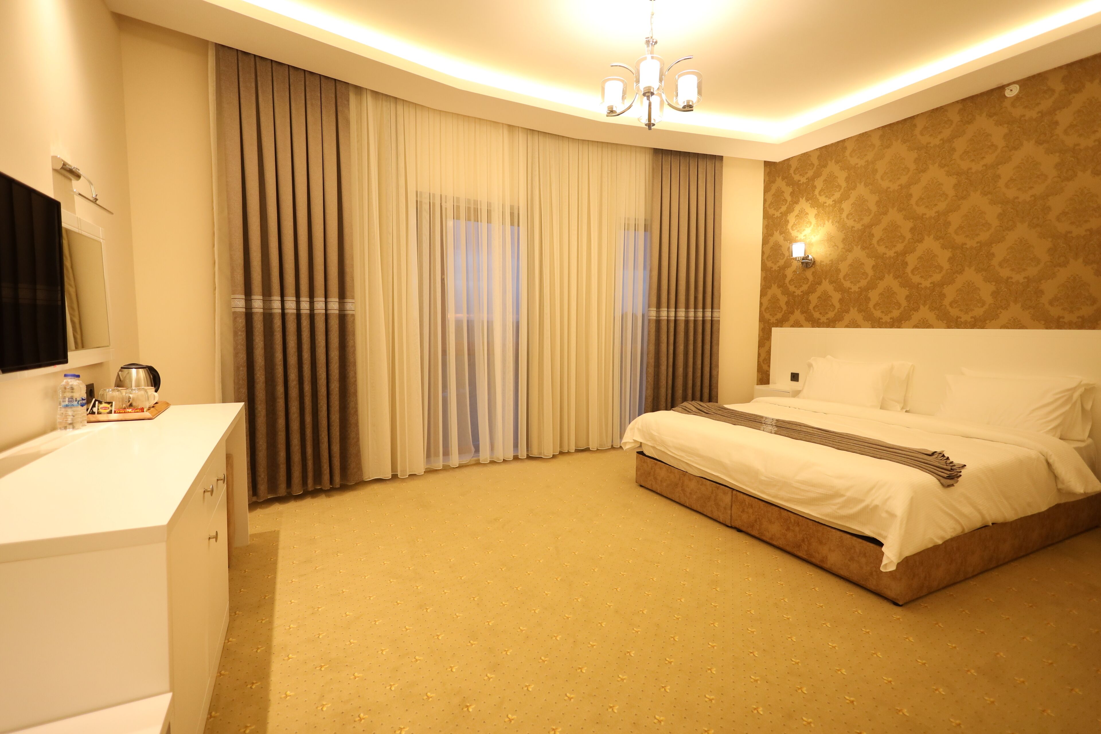 Minibar, caja de seguridad en la habitación y escritorio 