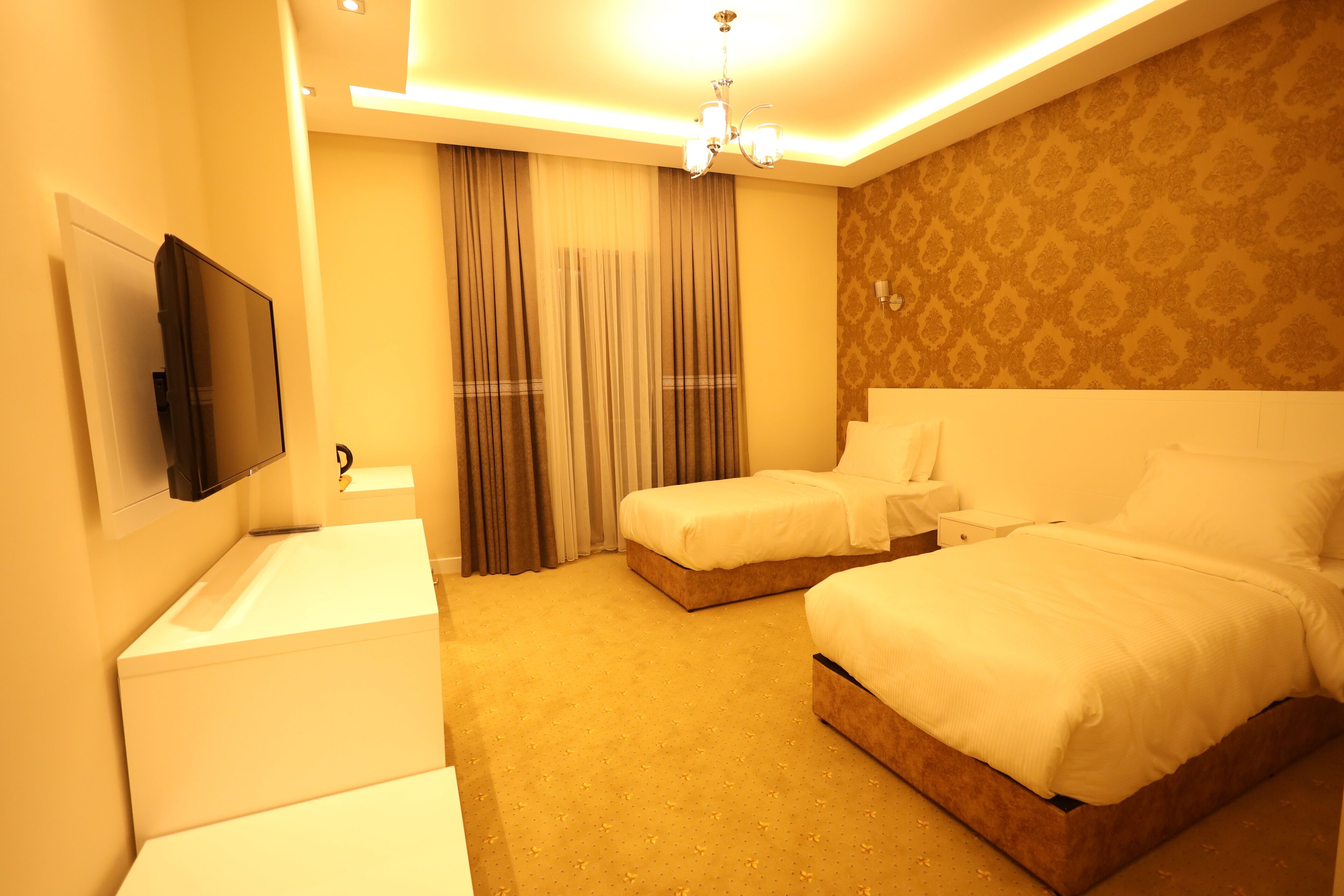 Minibar, caja de seguridad en la habitación y escritorio 