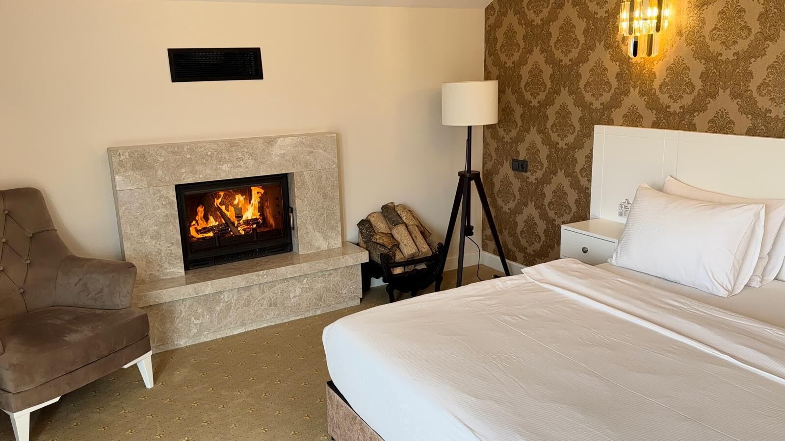 Habitación de lujo | Minibar, caja fuerte, escritorio y espacio para trabajar con un portátil