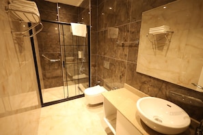 Minibar, in-room safe, desk, laptop workspace - Green Roof Boutique Hotel & Spa (Arnavutköy)