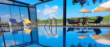 Piscine extérieure, cabanons gratuits, parasols de plage