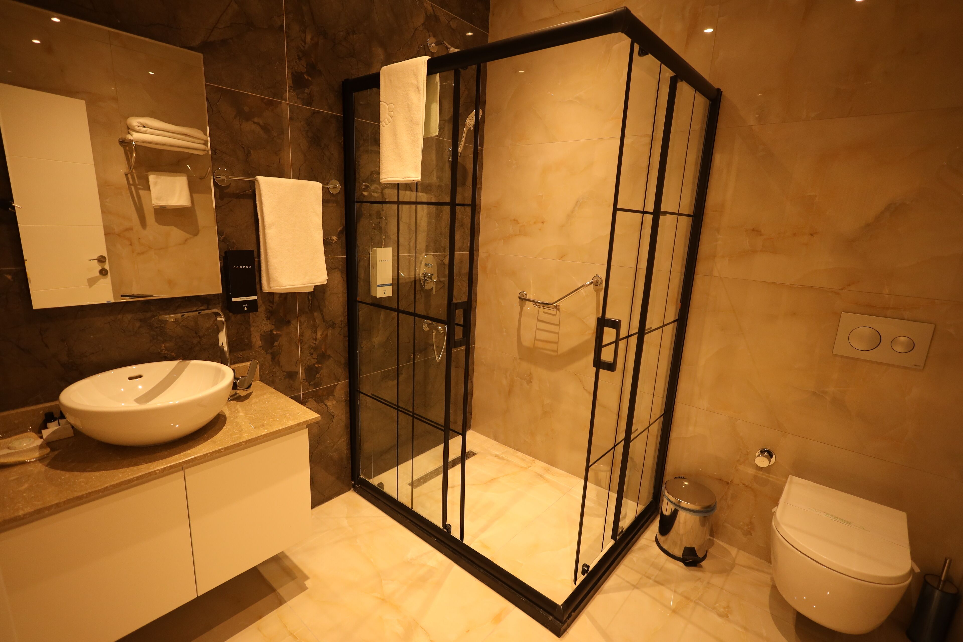 Artículos de tocador gratuitos, secador de pelo, pantuflas, toallas