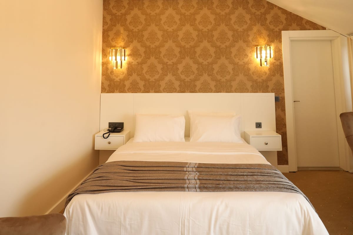 Luxury Suite, Corner | 1 bedroom, minibar, in-room safe, desk