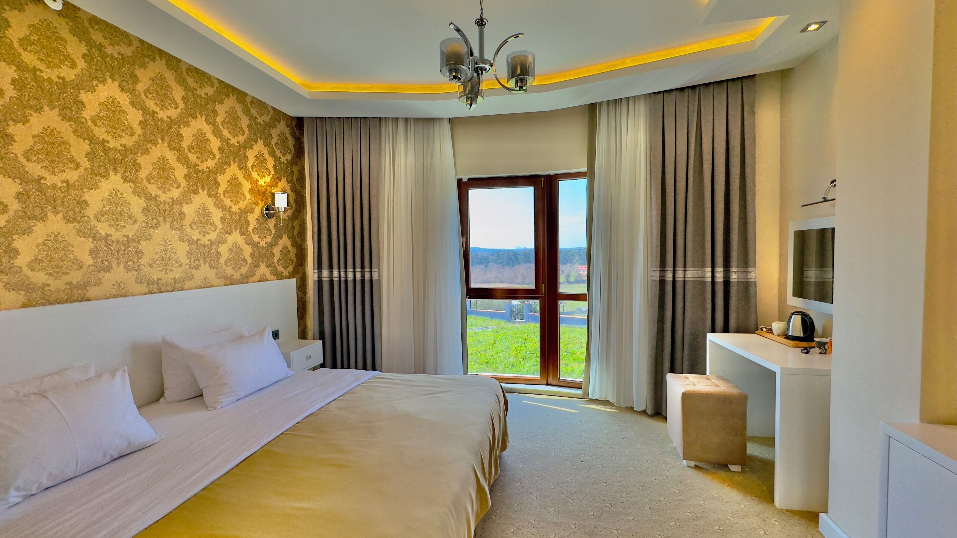 Minibar, coffres-forts dans les chambres, bureau