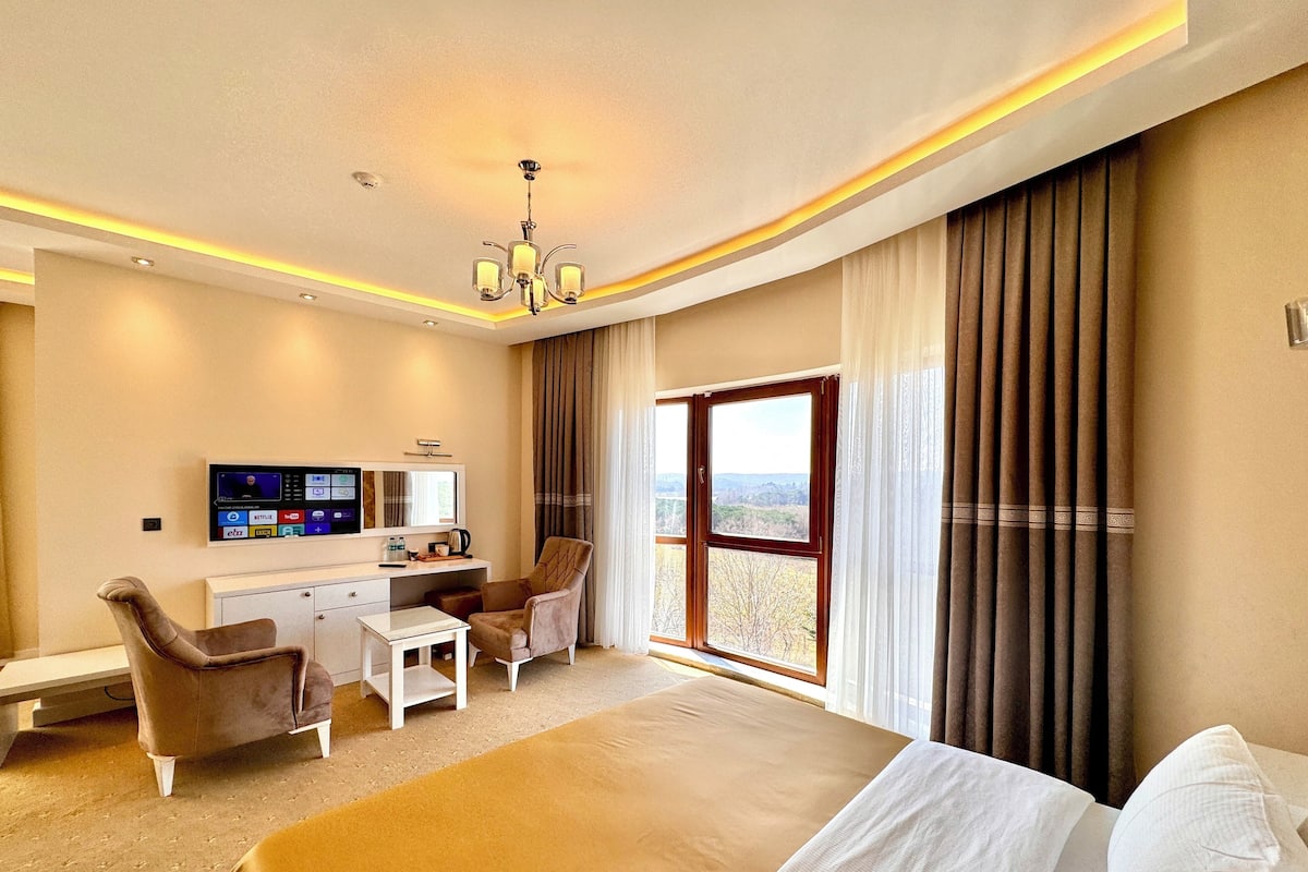 Deluxe Double Room, Valley View | 1 bedroom, minibar, in-room safe, desk