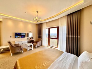 Deluxe tweepersoonskamer, uitzicht op vallei | Een minibar, een kluis op de kamer, een bureau, een laptopwerkplek