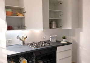 Kylskåp, ugn, spishäll och diskmaskin