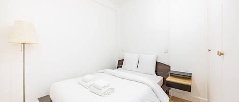 1 dormitori, planxa i posts de planxar, wifi i roba de llit