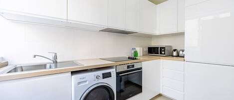 Een koelkast, een microgolfoven, een oven