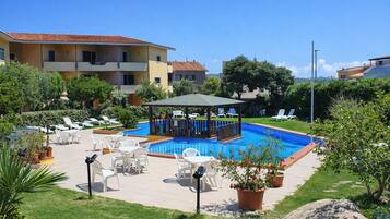 Una piscina al aire libre