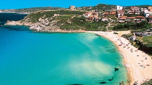 Playa en los alrededores y camastros 