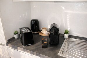 Een koelkast, een oven, een kookplaat, een vaatwasser