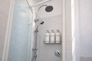 Dusche, kostenlose Toilettenartikel, Haartrockner, Bademäntel