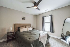 2 slaapkamers, een bureau, een strijkplank/strijkijzer, reisbedje