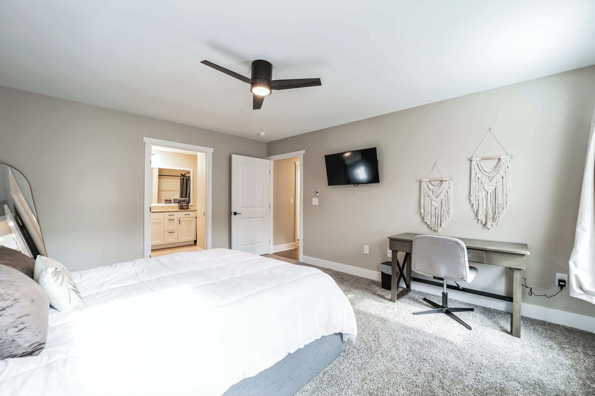 2 室のベッドルーム、デスク、アイロン / アイロン台、旅行用ベビーベッド