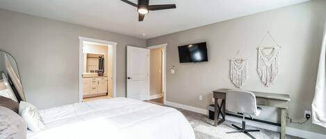 2 Schlafzimmer, Schreibtisch, Bügeleisen/Bügelbrett, Reisekinderbett