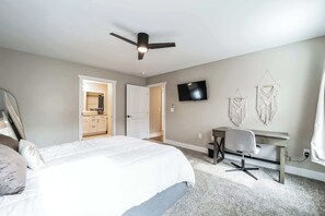 2 dormitorios, escritorio, tabla de planchar con plancha y cuna de viaje