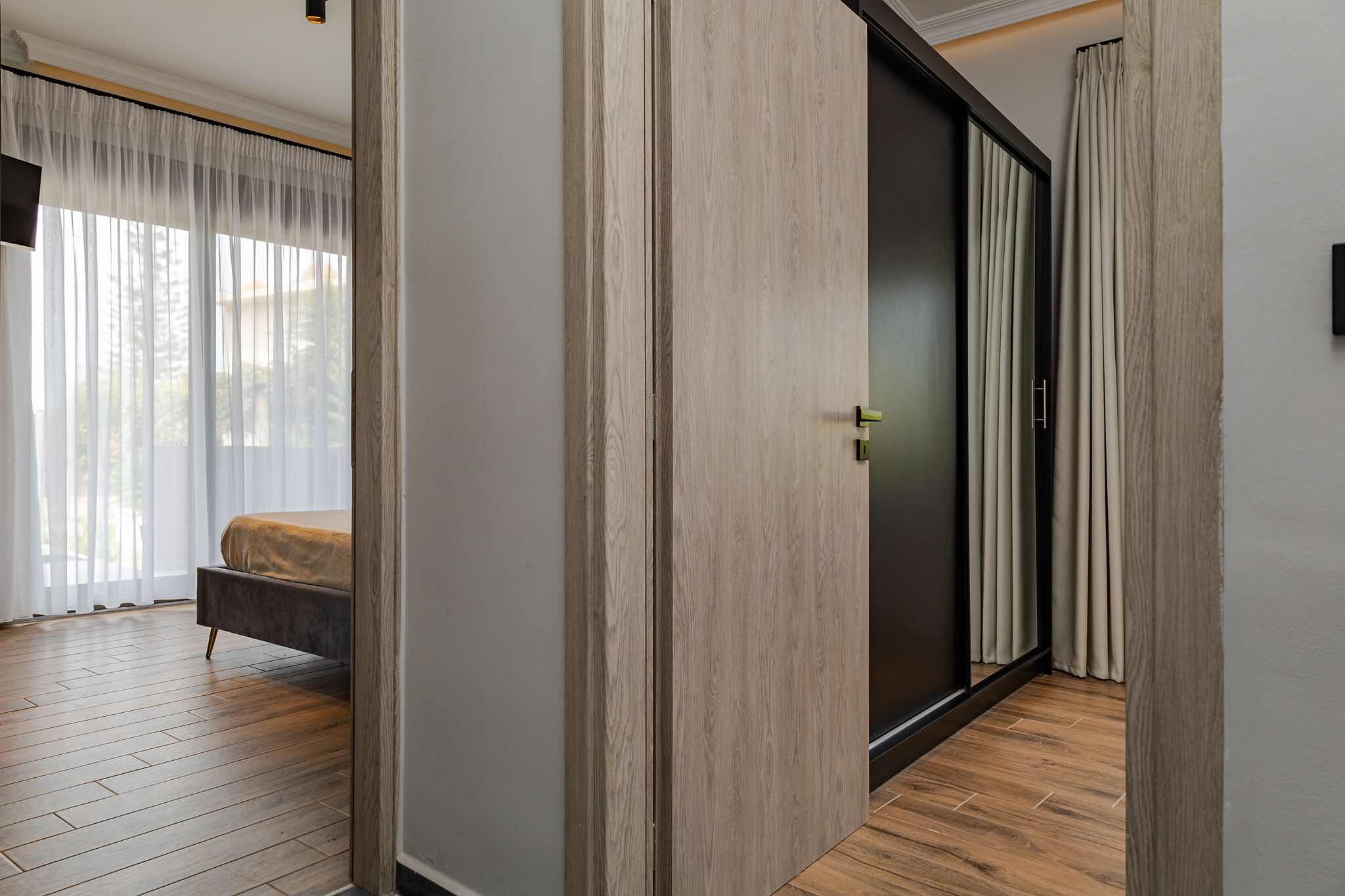 ファミリー ハウス 2 ベッドルーム キッチン 1 階 | 2 室のベッドルーム、セーフティボックス (室内)、遮光カーテン、防音設備