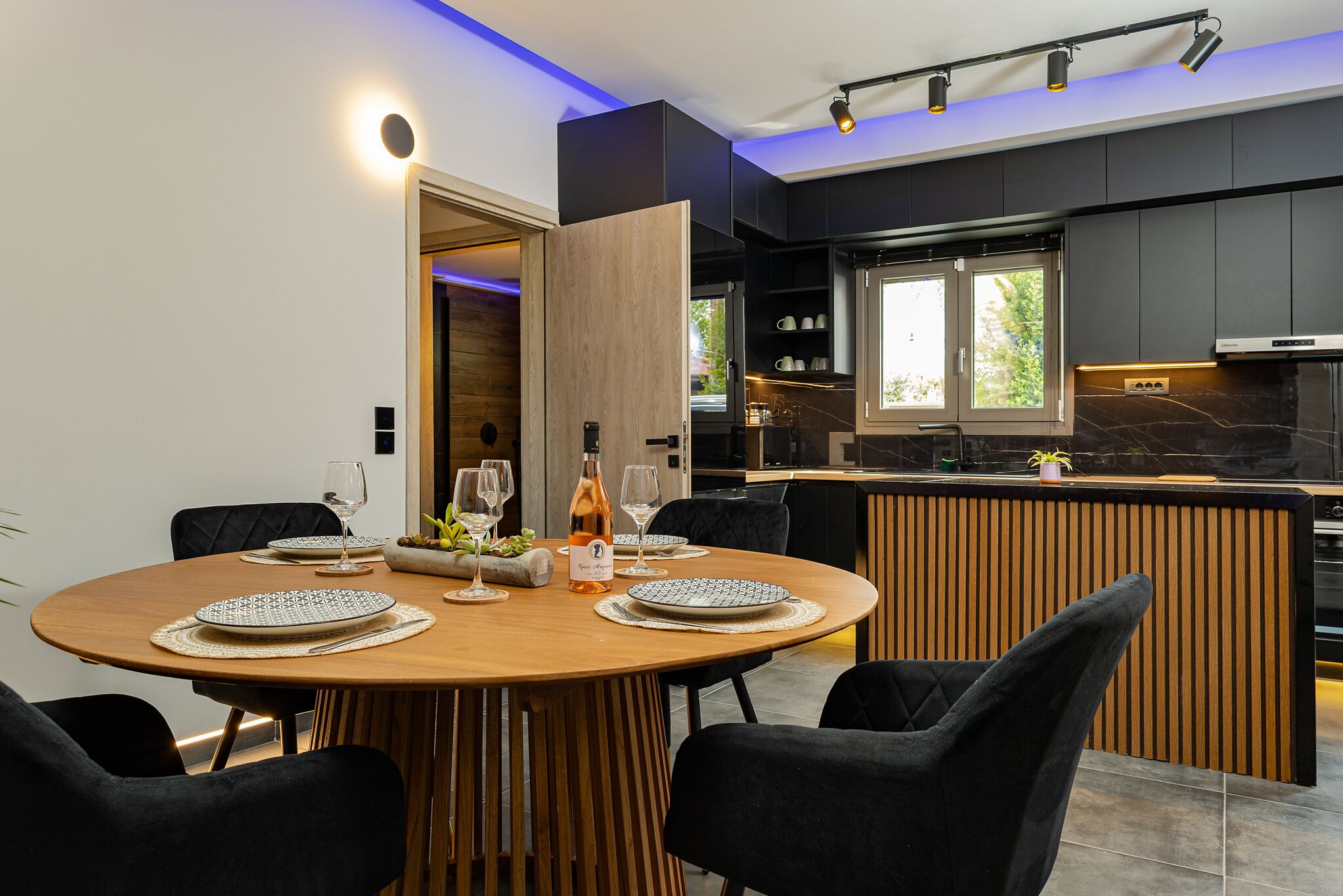 Familiehus - 2 soveværelser - køkken - stueetage | Spisestue