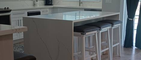 Four Ă micro-ondes, un four, surface de cuisson, lave-vaisselle
