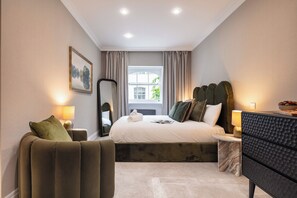 5 Schlafzimmer, Zimmersafe, Schreibtisch, Bügeleisen/Bügelbrett