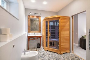 Douche, sèche-cheveux, bidet, serviettes fournies