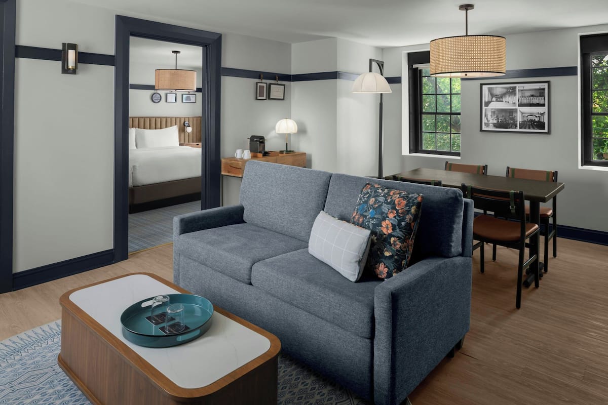 Suite, 1 King Bed with Sofa bed | Lounge