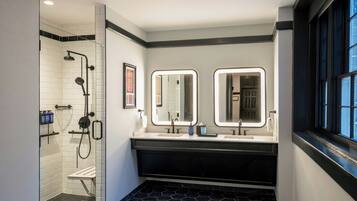 Secador de pelo, toallas, jabón y champú