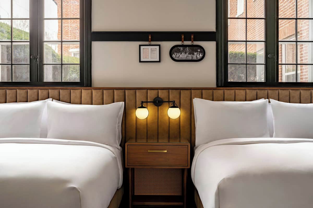 Chambre Deluxe, 2 grands lits, non-fumeurs | Literie de qualité supérieure, coffres-forts dans les chambres