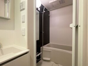 Hair dryer, towels, soap, shampoo - BE Terrace Nishi-Shinjuku _Shinjuku Area / 5 min. walk from Nishi-Shinjuku Station 6 min. from Shinjuku Station (新宿区)
