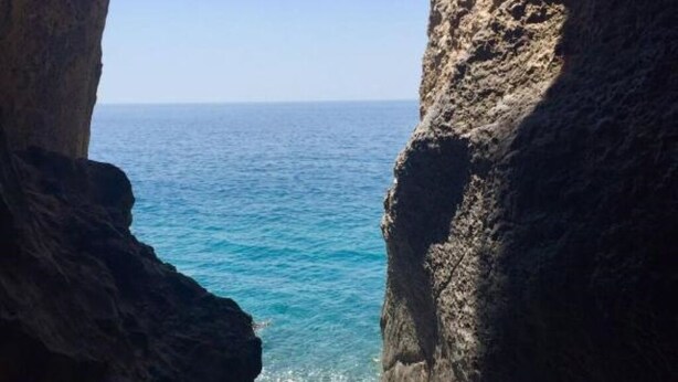 A view through a rocky gap with the sea visible beyond. - B&B La Torretta - Double Room with Sea View (Cersuta)
