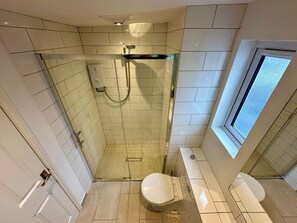 تجهيزات دش، مناشف، صابون، ورق حمّام