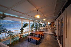 Chambre luxueuse, 1 grand lit, balcon, vue sur le fleuve | Terrasse/patio