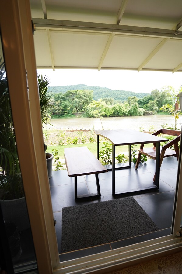 Chambre luxueuse double, 1 grand lit, vue sur le fleuve | Bureau, espace de travail pour ordinateurs portables