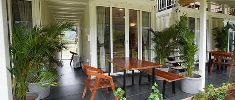 Luxury-Doppelzimmer, 1 Queen-Bett, Flussblick | Terrasse/Patio