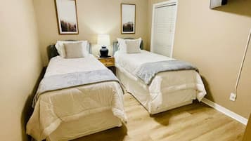 3 slaapkamers, een bureau, een strijkplank/strijkijzer, reisbedje